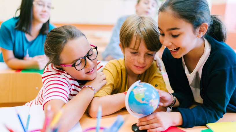 O Instituto Econacional chama atenção para a urgência de políticas que mantenham adolescentes na escola.