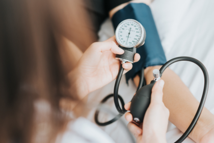 Lawrence Aseba Tipo explica por que acompanhar a pressão arterial com frequência é fundamental para prevenir doenças cardiovasculares.