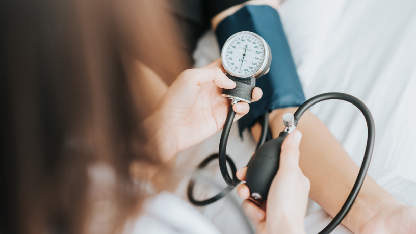 Lawrence Aseba Tipo explica por que acompanhar a pressão arterial com frequência é fundamental para prevenir doenças cardiovasculares.