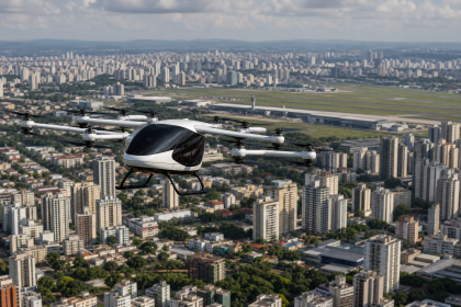 Aeronave elétrica eVTOL em voo sobre uma área urbana, sem textos, letras, números ou placas visíveis.