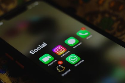 Close de um smartphone exibindo ícones de aplicativos de redes sociais na tela.