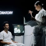 Dois cientistas analisam dados e conduzem uma pesquisa em um laboratório de tecnologia.