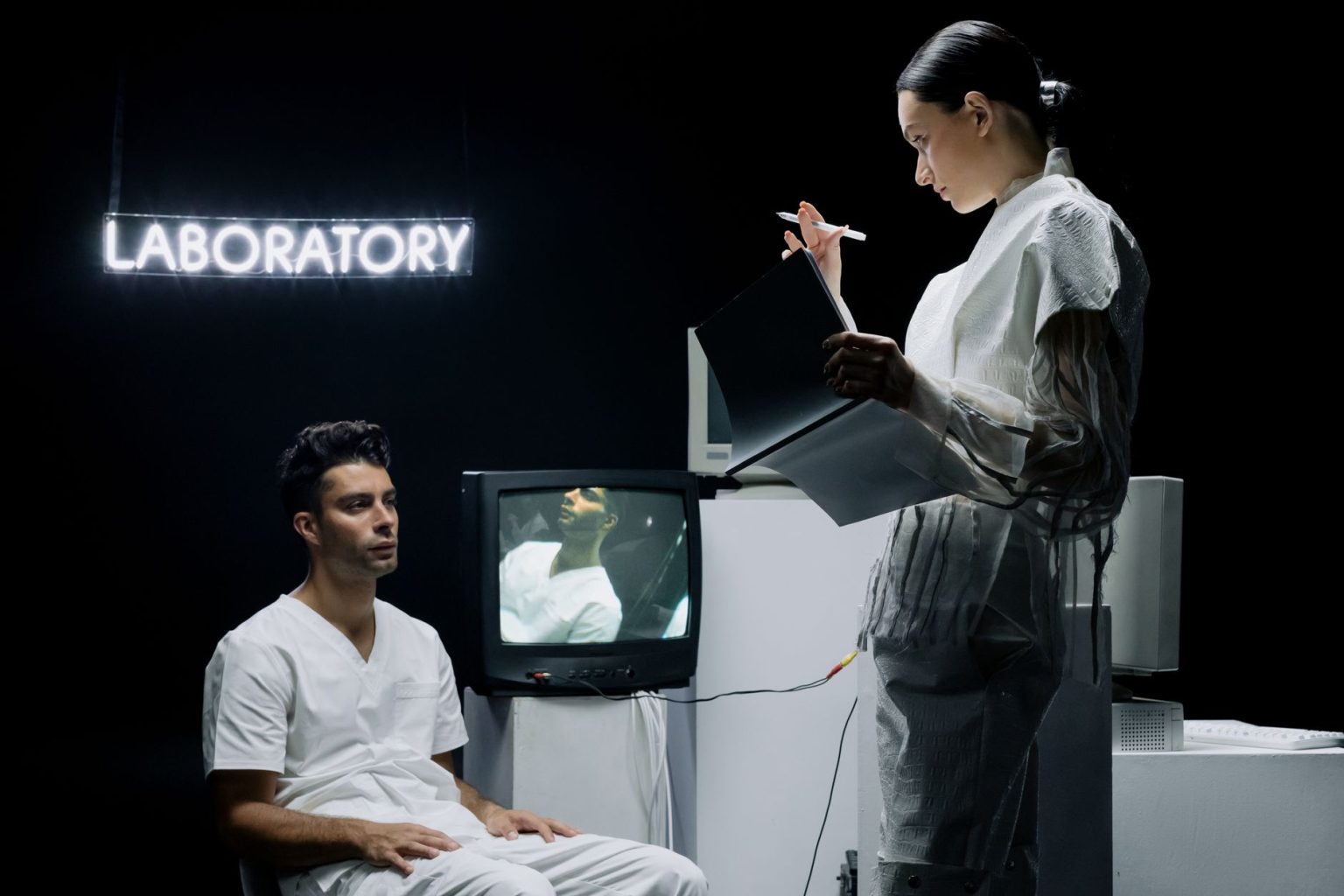 Dois cientistas analisam dados e conduzem uma pesquisa em um laboratório de tecnologia.