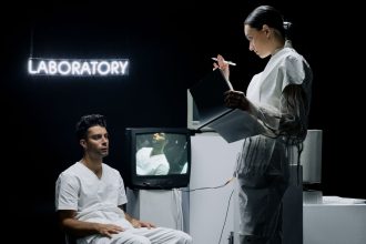 Dois cientistas analisam dados e conduzem uma pesquisa em um laboratório de tecnologia.