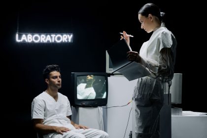 Dois cientistas analisam dados e conduzem uma pesquisa em um laboratório de tecnologia.