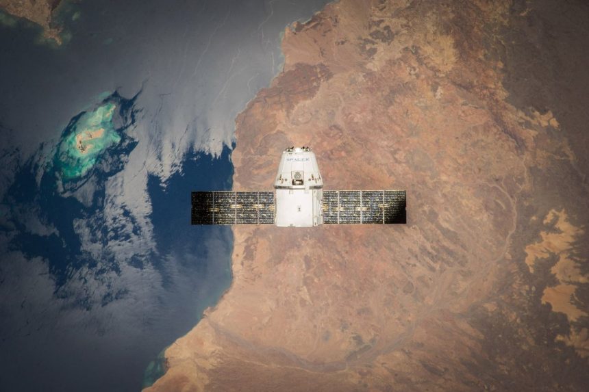 Satélite em órbita sobre a Terra, com o oceano visível ao fundo
